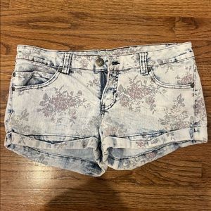 Stretchy jean shorts with flower patterns